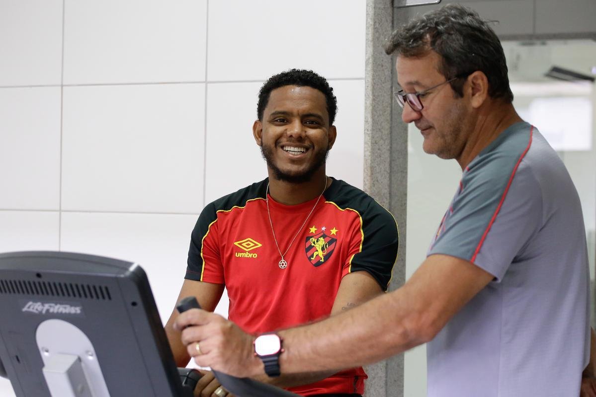 Rithely teve uma manhã agitada no CT do Sport. Ainda sem treinar, o jogador esteve nas instalações do clube para realizar exames fisiológicos junto ao preparador do clube, Inaldo Freire. Depois, apareceu no campo para cumprimentar os companheiros e assistir a movimentação comandada pelo técnico Guto Ferreira. Por fim, concedeu entrevista coletiva, onde abordou o retorno ao clube - confira na íntegra acessando o nosso site