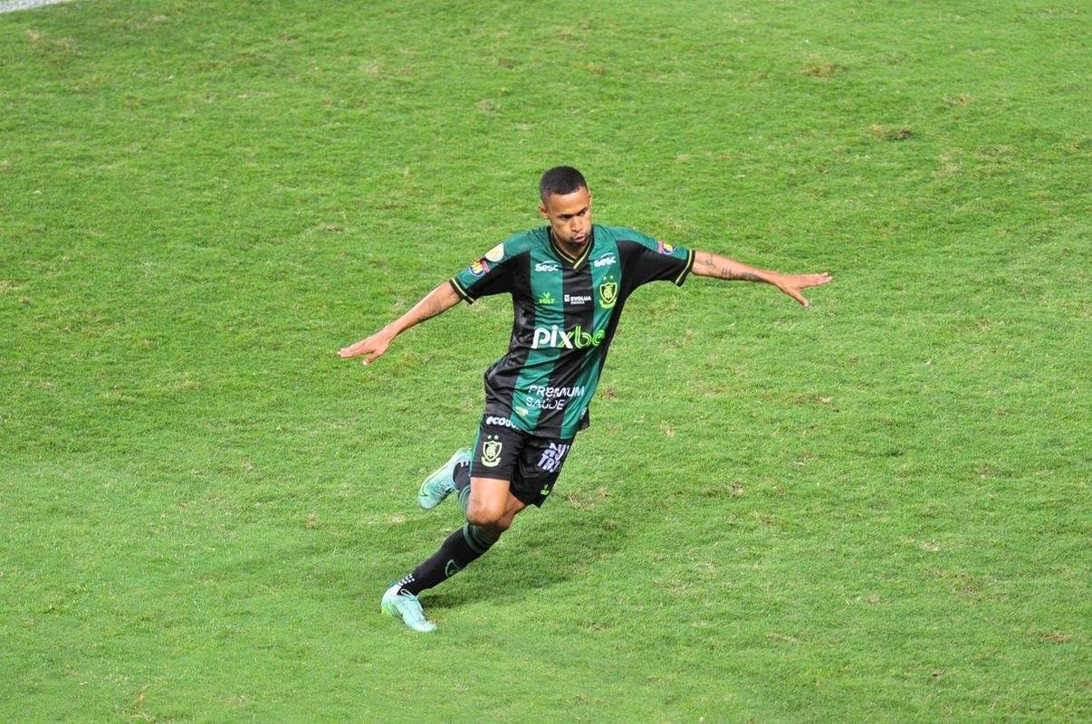 Ademir marcou dois gols na etapa final e colocou o Amrica em vatagem: 2 a 0