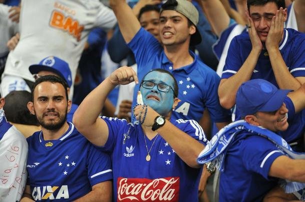 Da ansiedade  festa: torcedores do Cruzeiro foram  loucura no Mineiro