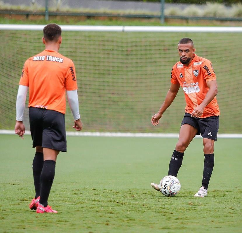 Adriano -  um dos poucos nomes da lista que j estreou pelo time profissional. O jovem volante, de 20 anos, fez duas partidas na equipe principal sob comando de Rafael Dudamel, uma delas como titular. Ele foi o nico volante no banco de reservas na estreia de Sampaoli, ganhando espao de Z Welison e Ramn Martnez.