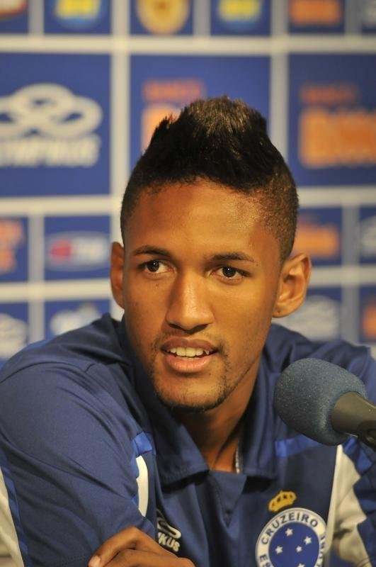 Wallace: Cruzeiro faturou R$ 17,3 milh�es pela venda de 60% dos direitos econ�micos do zagueiro a um grupo de investidores, que o repassou ao Braga, de Portugal. Transfer�ncia movimentou ao todo 9,5 milh�es de euros (R$ 28,8 milh�es) e foi concretizada em junho de 2014.