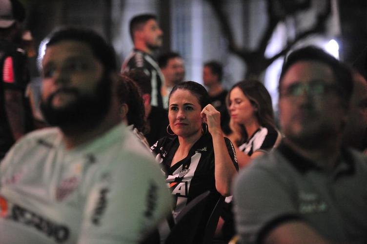 Atleticanos acompanharam Flamengo 2x1 Ceará nos bares de Belo Horizonte, na expectativa de comemorar o título antecipado do Campeonato Brasileiro. No entanto, o rival carioca venceu o time nordestino e adiou a festa atleticana.