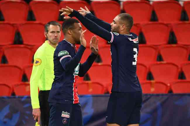 Kylian M'bappé e Layvin Kurzawa, do PSG, em vitória sobre o Lille, por 3 a 0, na Copa da França