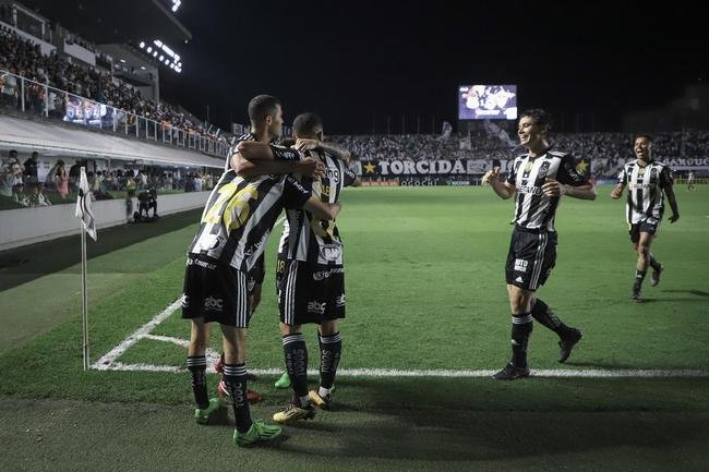 Fotos do jogo entre Santos e Atltico na Vila Belmiro, em Santos, pela 30 rodada do Campeonato Brasileiro