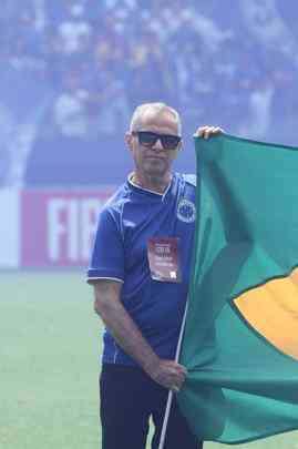 Seu Lcio entrou no gramado com jogadores, carregou bandeira do Brasil e realizou sonho