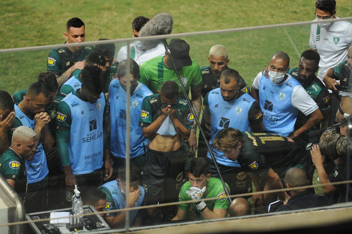 Depois da vitria por 2 a 1, jogadores do Amrica acompanharam pela TV o triunfo da Chape sobre o Confiana, por 3 a 1. O ttulo ficou com os catarinenses e deixou os americanos arrasados no Independncia. O tcnico Lisca era um dos mais abatidos na sada do campo.