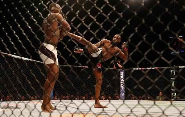 Jon Jones volta ao octógono do UFC e conquista cinturão interino