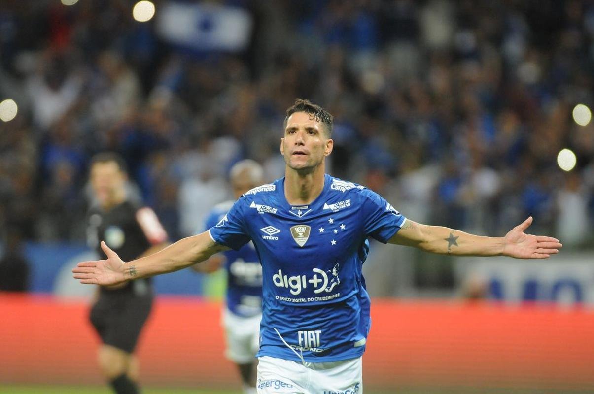 No segundo tempo, Cruzeiro perdeu pnalti com Sass, mas chegou  virada em nova cobrana, dessa vez bem executada por Thiago Neves: 2 a 1
