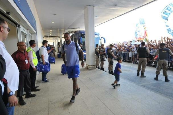 Jogadores do Cruzeiro embarcaram no Aeroporto de Confins, na tarde desta tera-feira, para duelo decisivo contra o Corinthians, em So Paulo, pela final da Copa do Brasil