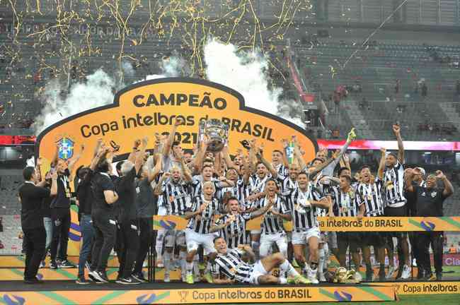 Atlético ergue a taça e festeja bi da Copa do Brasil