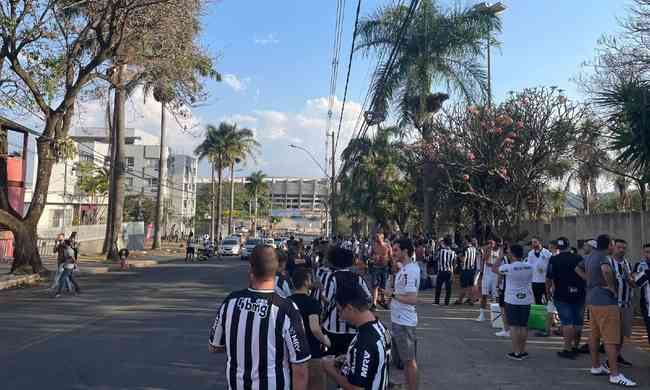 Avenida das Palmeiras, em frente ao Bar do Peixe, com movimento por volta da 16h30