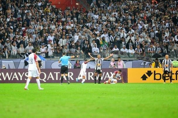 Pulga Rodrguez converteu pnalti cometido por Elias e diminuiu para o Coln: 2 a 1