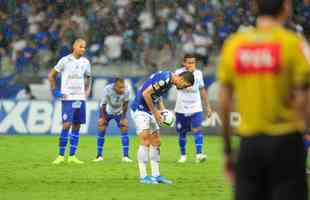No segundo tempo, Cruzeiro no conseguiu a reao, levou bola na trave e ainda perdeu um pnalti com o meia Thiago Neves. Torcida se revoltou e atirou sinalizadores em campo