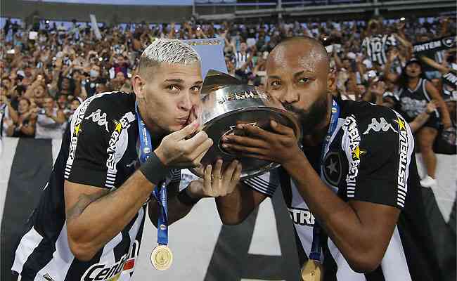 Navarro e Chay, destaques do Botafogo na campanha, beijam a taça da Série B