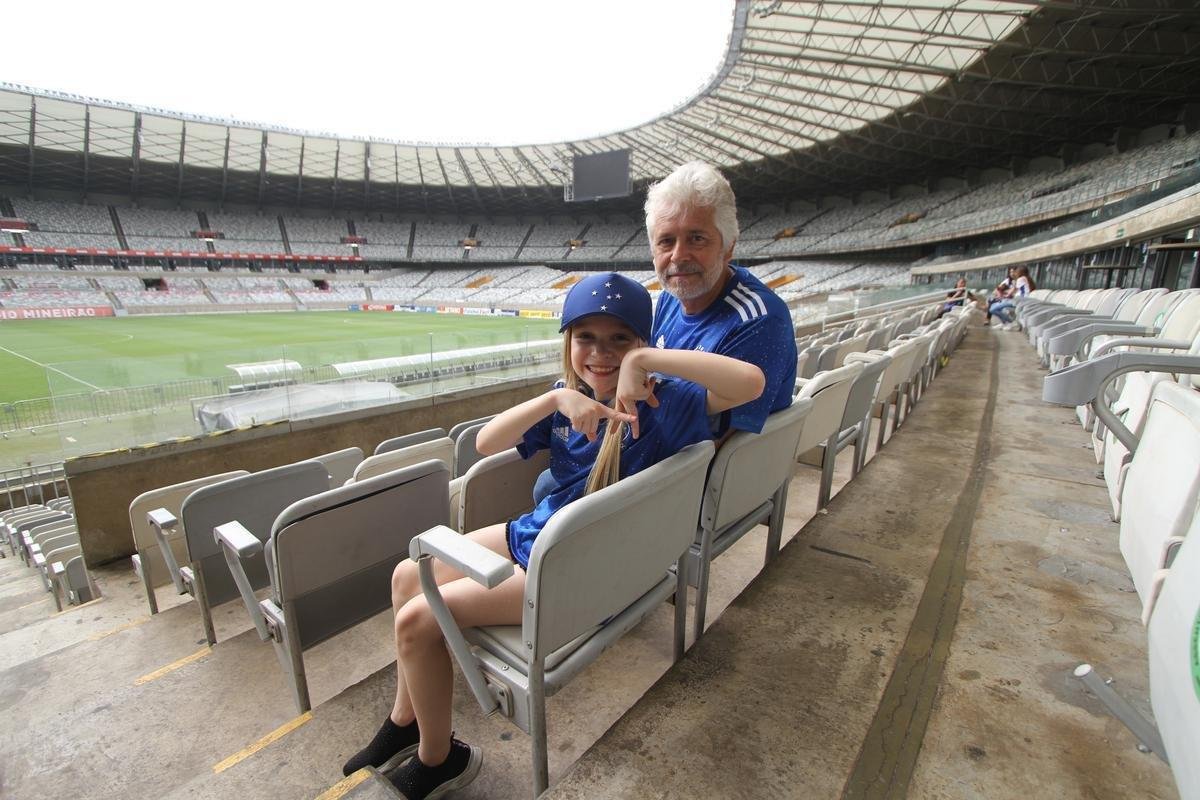 Al�cia Reis, de 8 anos, e o av�, Carlos Reis, de 56: paix�o da garotinha pelo Cruzeiro vem literalmente desde o ber�o. A cada jogo, os dois se juntam para apoiar o time no Mineir�o.
