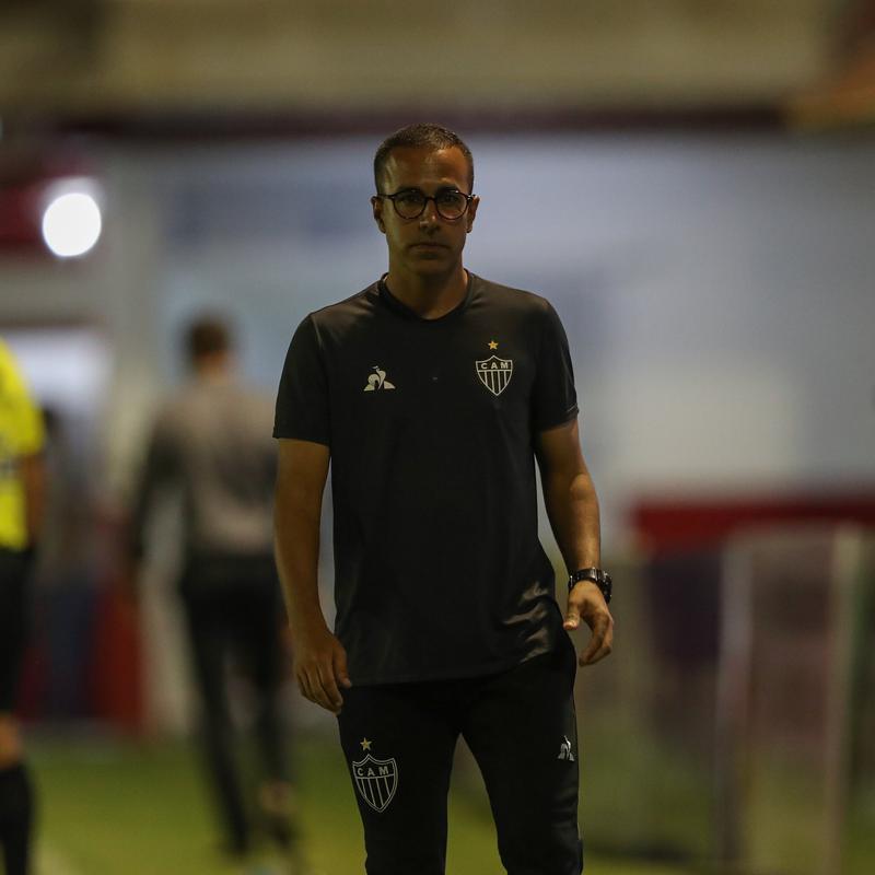 Tombense e Atlético se enfrentaram nesta quinta-feira (4), em partida válida pela 2ª rodada do Campeonato Mineiro. O confronto foi realizado no Estádio Antônio Guimarães de Almeida, em Tombos. No primeiro tempo, uma queda de energia paralisou a partida por cerca de 20 minutos.