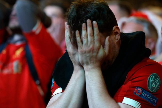 Fotos da decepo de torcedores e jogadores do Liverpool com a perda do ttulo da Champions League
