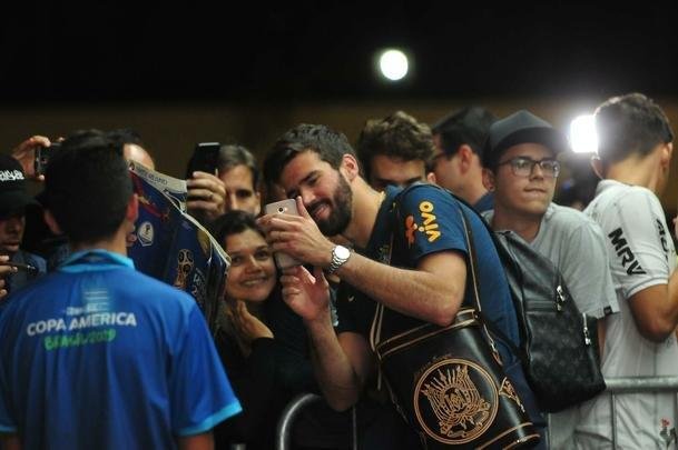 Seleo Brasileira deixou hotel Ouro Minas na noite desta quarta-feira e se despediu de Belo Horizonte, onde venceu a Argentina por 2 a 0 na semifinal da Copa Amrica. Reta final de treinos ser na Granja Comary, em Terespolis. Deciso est marcado para domingo, s 17h, no Maracan