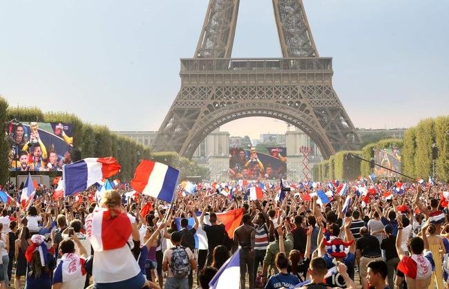 Torcedores franceses tomaram principais pontos tur�sticos e avenidas de Paris para celebrar o bi mundial