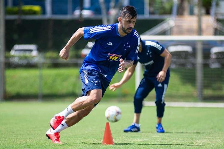 Com novidades em campo, Cruzeiro faz 