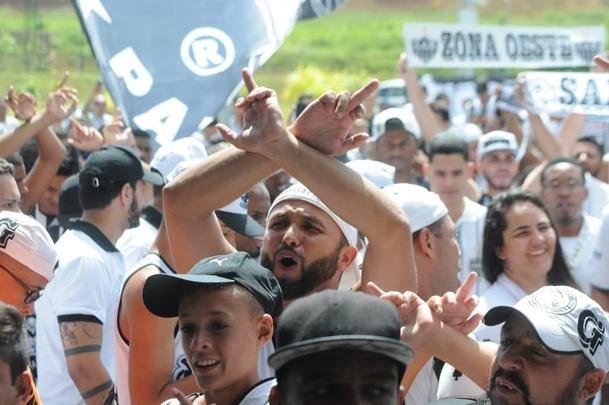 Imagens da chegada de Diego Tardelli