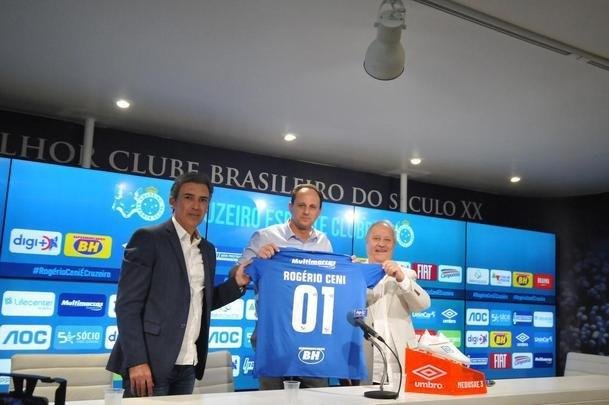11/08/2019 - depois de decretar fim à 'era Mano Menezes', o Cruzeiro acertou a contratação do técnico Rogério Ceni, que se destacou no comando do Fortaleza. Na oportunidade, ele assinou contrato com o clube celeste até dezembro de 2020.