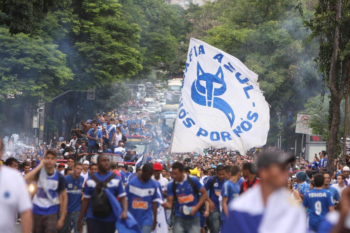 Depois de vencer o Vitria por 3 a 1 no Barrado, em Salvador, na noite de 13 de novembro de 2013, e confirmar o tricampeonato brasileiro, o Cruzeiro desembarcou em Confins numa quinta-feira e foi recebido por milhares de pessoas nas ruas de Belo Horizonte. O elenco desfilou em carro pela Avenida Antnio Carlos, pela Avenida Afonso Pena, no Centro, e foi em direo  sede do Barro Preto. Esta, sem dvida, foi a festa que envolveu o maior nmero de pessoas na capital mineira.