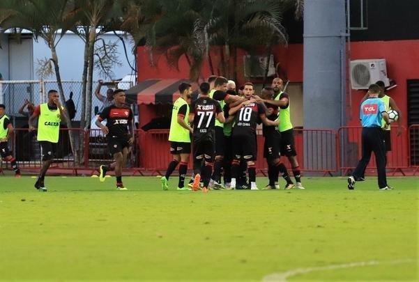 Vitória derrotou Atlético por 1 a 0, no Barradão, com gol de Léo Ceará