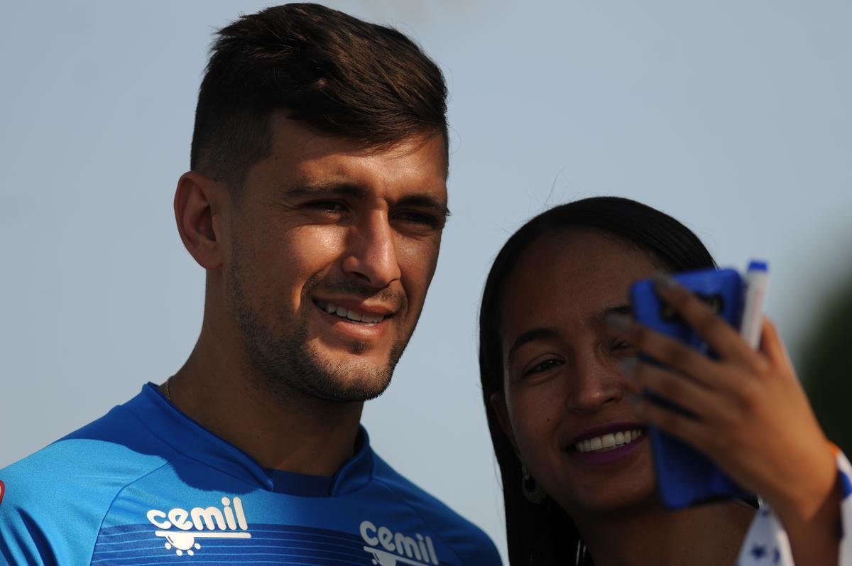 Arrascaeta atende f na Toca da Raposa II