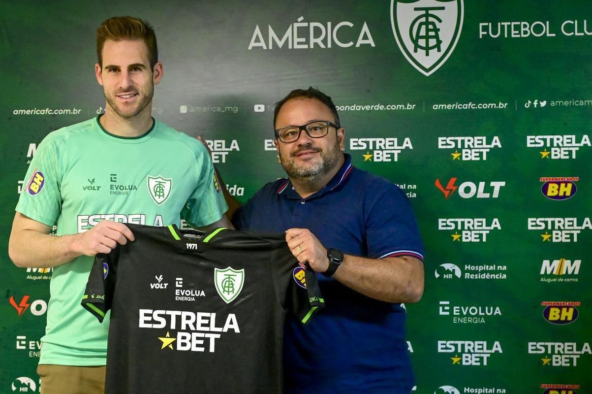 O goleiro Mateus Pasinato e o atacante Mikael foram apresentados pelo Amrica nessa quinta-feira (3/2), no CT Lanna Drumond