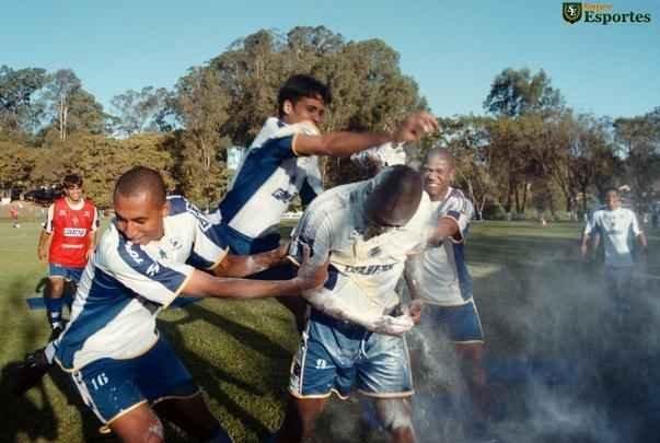 Volante colombiano Rincón leva ovada dos companheiros, na Toca I, em seu aniversário no ano de 2001