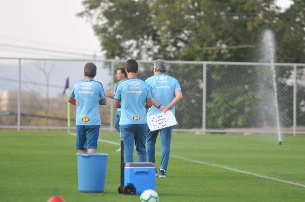 Fotos do primeiro treino de Abel Braga na Toca da Raposa II. Tcnico foi apresentado pelo Cruzeiro neste sbado e dirigir a equipe na segunda, s 20h, diante do Gois, no Serra Dourada, pela 22 rodada do Campeonato Brasileiro