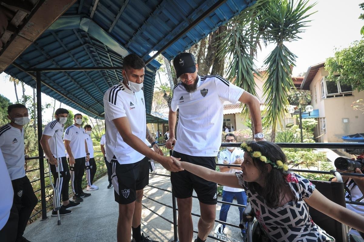Jogadores do Atltico visitam Ncleo Assistencial Caminhos para Jesus