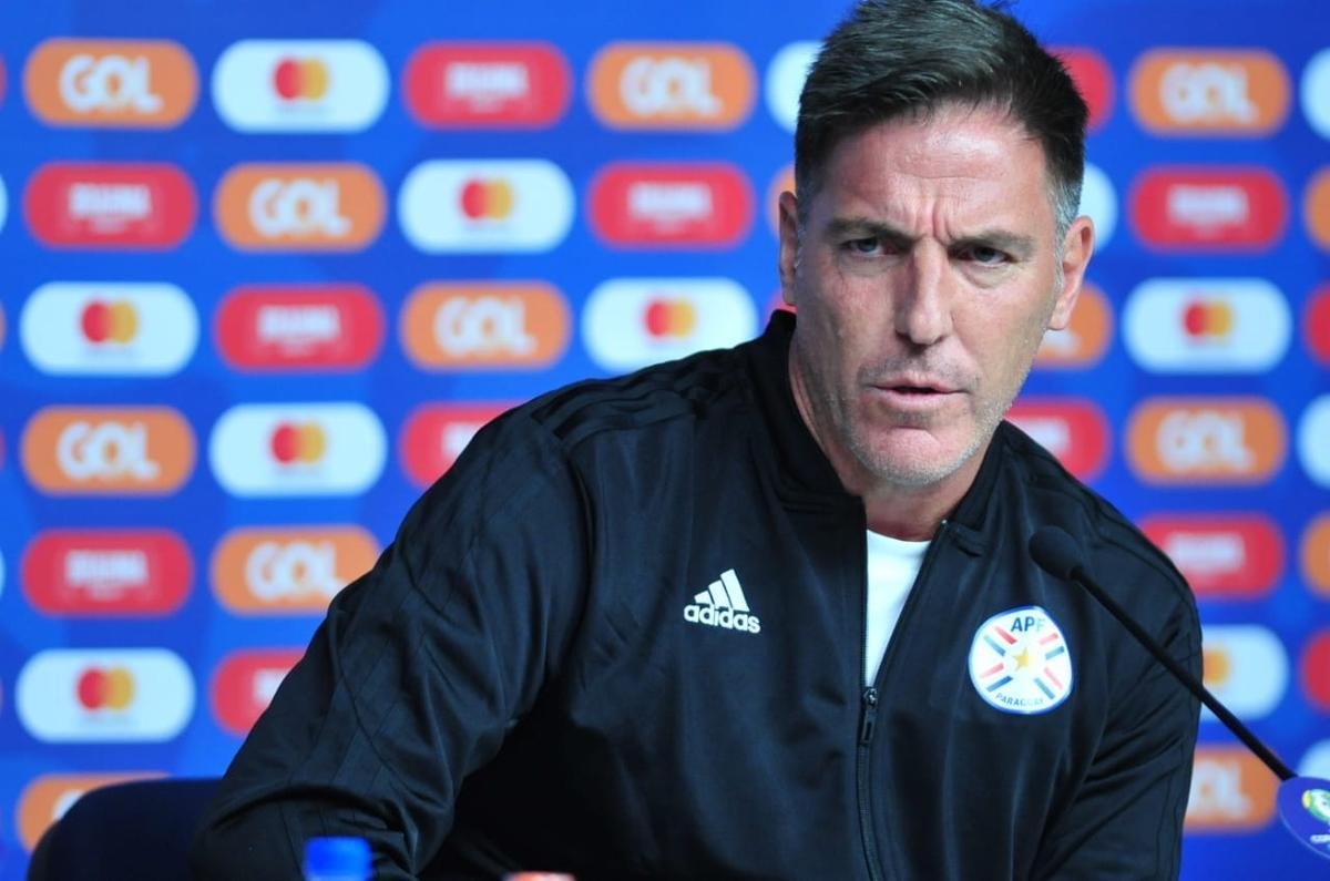 Tcnicos de Argentina e Paraguai, juntos de um jogador de cada equipe, em entrevista no Mineiro