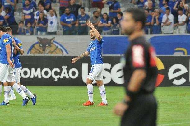 Cruzeiro venceu com facilidade o time paranaense na noite deste sbado