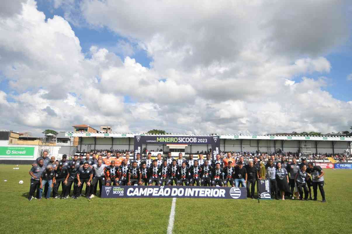 Festa do Athletic ao receber trofu de campeo mineiro do interior