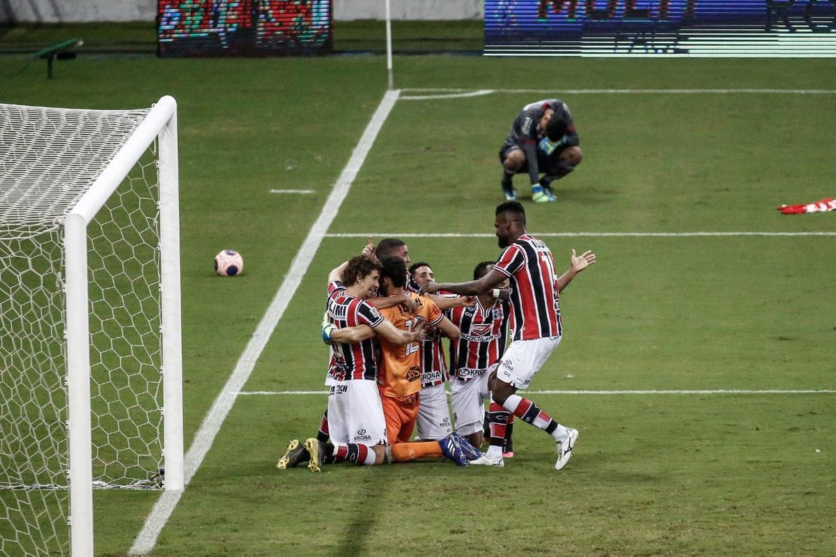 Nas cobranças dos pênaltis, Jefferson ainda defendeu o chute fraco de Fabinao, mas o goleiro Maycon Cleiton brilhou mais e fez duas defesas para colocar o Santa Cruz na grande final do Pernambucano.