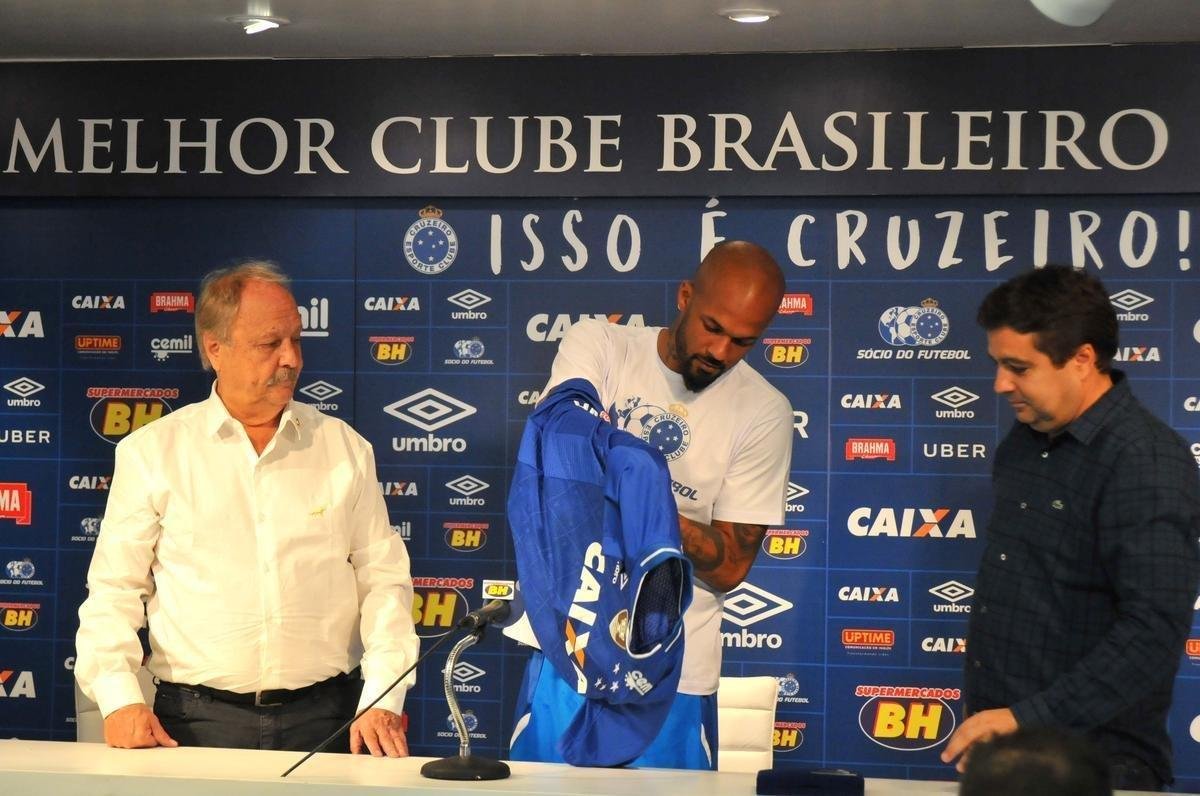 Fotos da apresentao do volante Bruno Silva no Cruzeiro (Ramon Lisboa/EM D.A Press)
