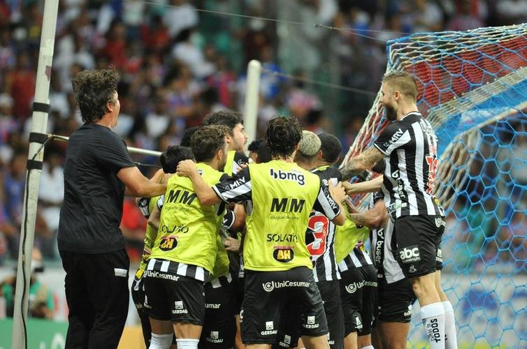 Galo venceu o Bahia de virada, por 3 a 2, com gols de Hulk, de pnalti, e Keno, em duas finalizaes perfeitas. Com resultado, clube se sagrou bicampeo brasileiro aps 50 anos