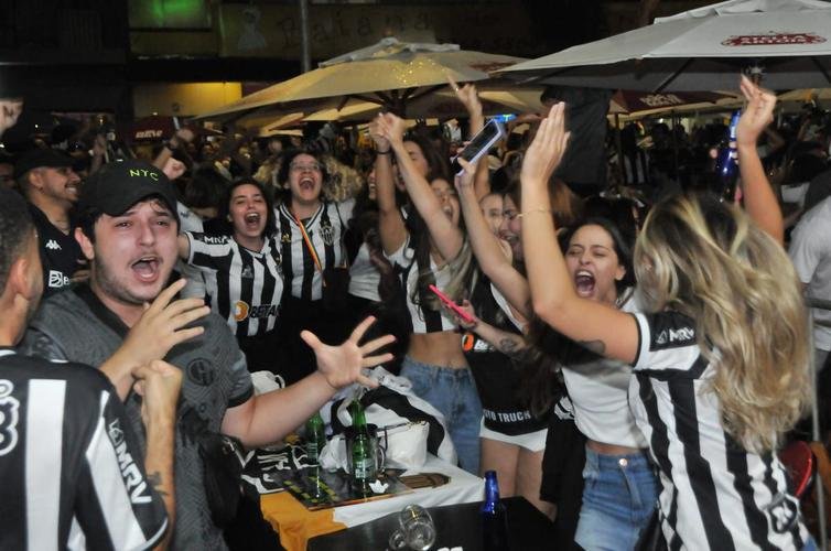 Festa da torcida pelo bicampeonato brasileiro do Atlético na sede do clube, no bairro de Lourdes, em BH