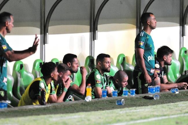 Jogadores e comiss�o t�cnica festejaram muito a vit�ria com a torcida no dia do anivers�rio de 110 anos do Am�rica