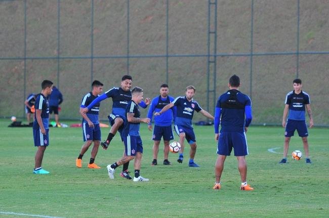 Elenco da Universidad de Chile treinou nesta tera-feira  tarde na Cidade do Galo, em Vespasiano. Time chileno se prepara para enfrentar o Cruzeiro na quinta, s 19h15, no Mineiro, pela Copa Libertadores. Tcnico Angel Guillermo Hoyos ter retornos do zagueiro Jara e do lateral-esquerdo Beausejour