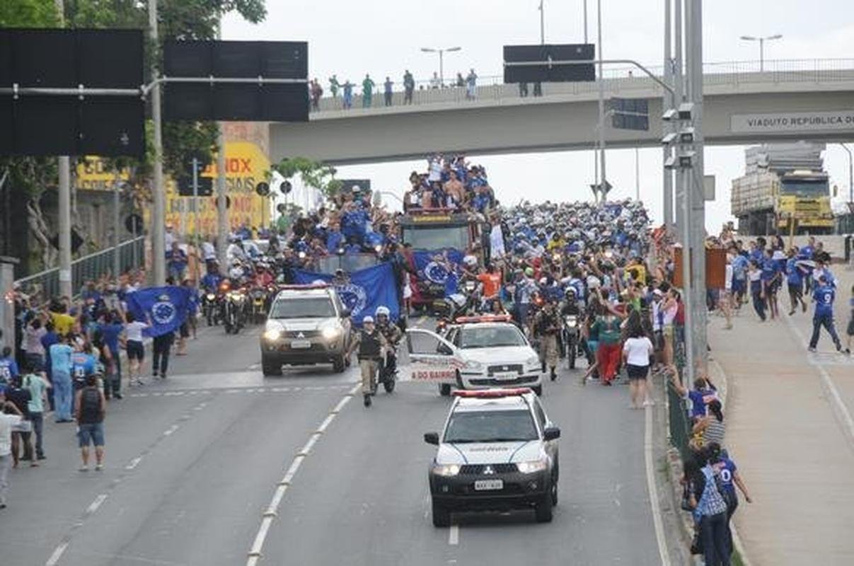 Campe�es brasileiros desfilaram em carro do Corpo de Bombeiros