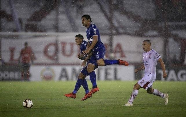 Lance do duelo entre Huracán e Cruzeiro, em Buenos Aires, pelo Grupo B da Copa Libertadores