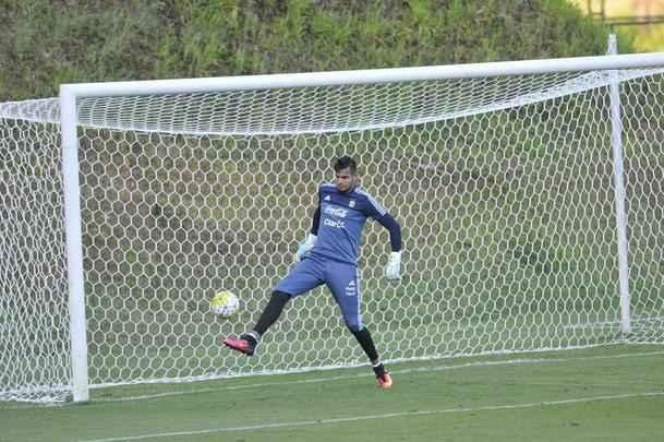 Seleo Argentina treinou nesta tera na Cidade do Galo com Lionel Messi. O craque cobrou faltas, afiou a pontaria e, em seguida, deixou a atividade mais cedo para se poupar. Na parte final, o tcnico Bauza orientou um trabalho em campo reduzido