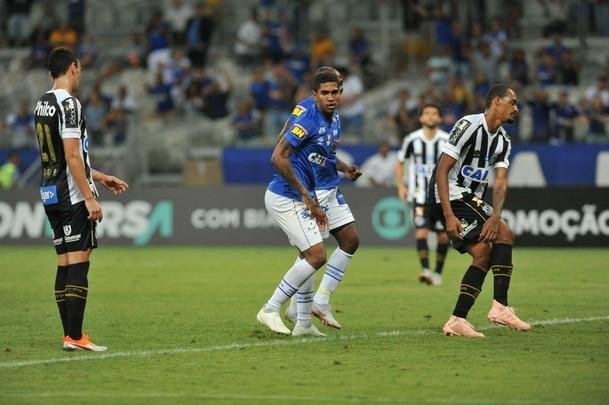 Em jogo com grande atuao do goleiro Fbio, Cruzeiro derrotou Santos de virada, por 2 a 1, com gols de Sass e Raniel; Gabriel Barbosa marcou para o Peixe, no Mineiro, pela 26 rodada do Brasileiro