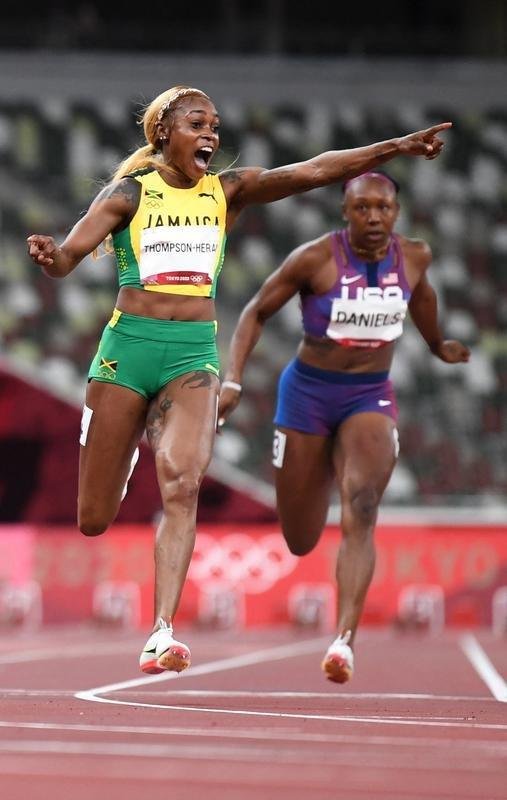 Fotos espetaculares da vitria da jamaicana Elaine Thompson-Herah nos 100m rasos dos Jogos Olmpicos de Tquio com o tempo de 10s61. A velocista quebrou o recorde olmpico e comandou o pdio jamaicano ao lado de Ann Fraser-Pryce, prata, e Shericka Jackson, bronze.