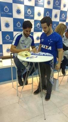 Torcedores do Cruzeiro ganharam autgrafos do volante Hudson e dos meias Thiago Neves e Robinho