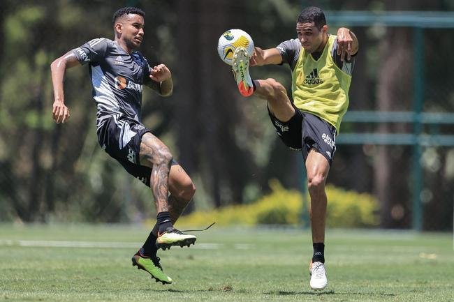 Fotos do treino do Atltico nesta quarta-feira (12/10), na Cidade do Galo. Em recuperao de um incmodo na panturrilha esquerda, Hulk fez funcional no campo e ainda  dvida para o confronto contra o Flamengo, no sbado, s 20h30, no Maracan, pelo Brasileiro