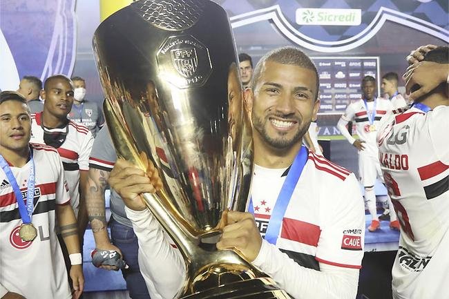 Rojas posa com a ta�a do Campeonato Paulista: atacante assina novo contrato com tricolor